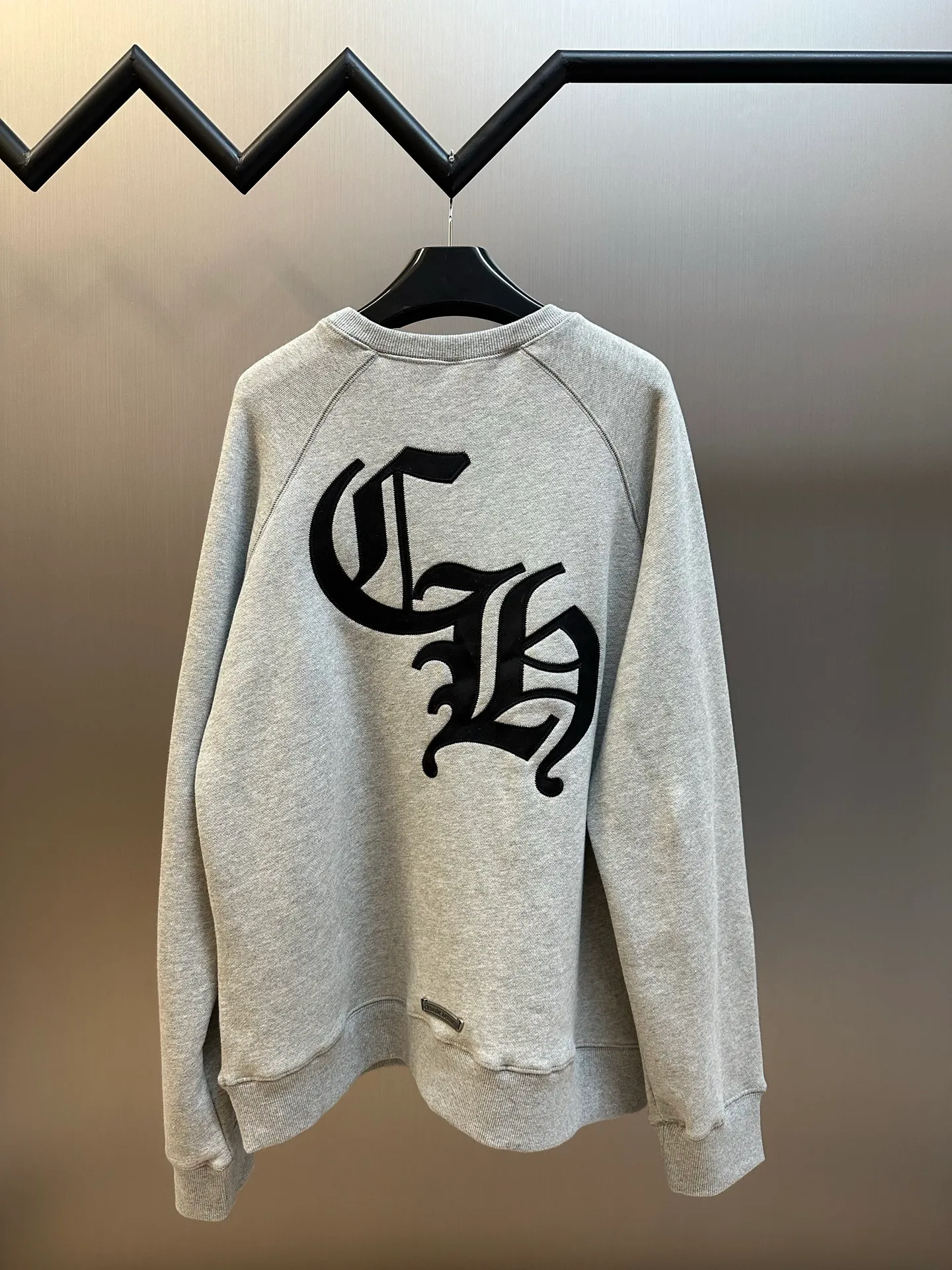 P410 Chrome Hearts Logo Round Neck Sweatshirt Made of custom-made heavy fortress intertwined air cotton fabric, Chrome Hearts cross patch embroidery decoration on the chest, becoming the ultimate interpretation of dark Gothic style. CH Gothic font is the finishing touch on the back panel. The logo iron plate sways slightly with the swing of the body, adding a sense of movement and vitality.  Using imported machine appliqué embroidery technology, advanced computer control systems and precision mechanical components are used to achieve the Chrome Hearts logo appliqué operation, presenting an embroidery effect with both clarity and three-dimensionality.  size：s m l xl